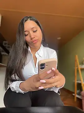 Veronica Wins  online show from May 11, 7:00 pm