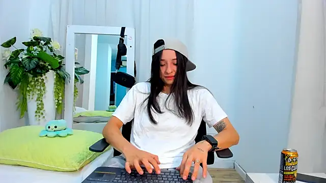 ViictoriiaSaenz online show from April 29, 5:21 am