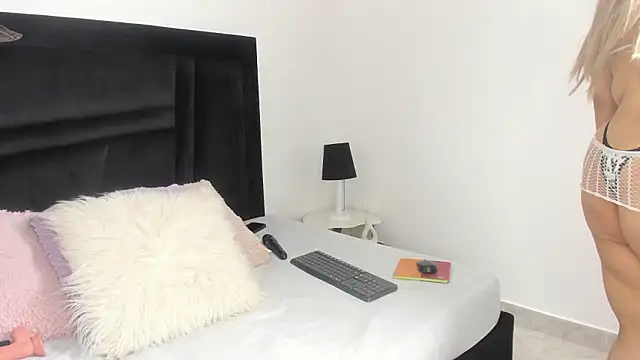 Naugthy Sara online show from March 3, 7:20 pm