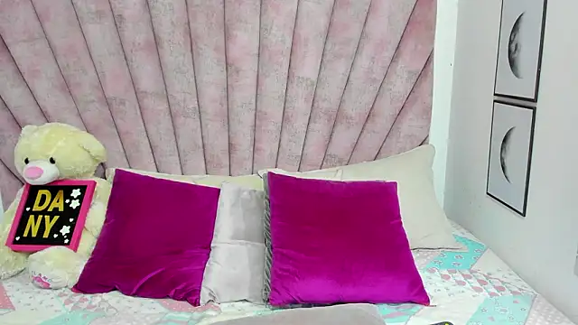 danibellucii  online show from March 30, 3:50 am