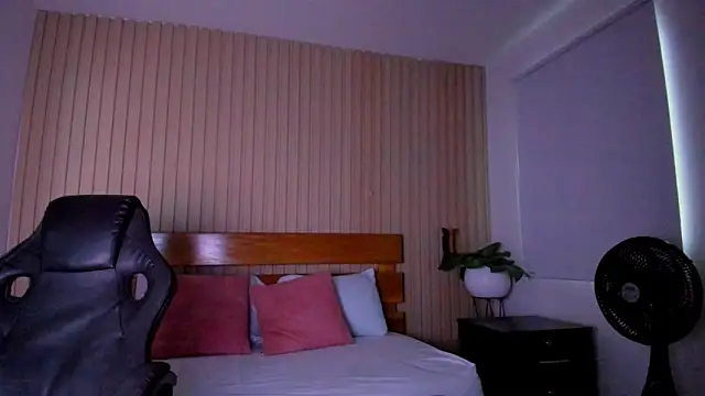 emma hiltonn  online show from March 12, 2:58 am