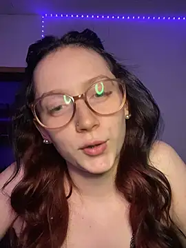 YoungLisaa18 online show from April 8, 6:43 pm