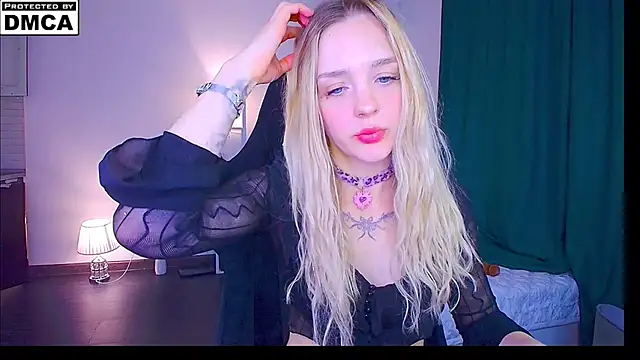 sailormoon666  online show from May 25, 2:32 am