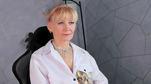 Julie Lucas online show from April 30, 1:00 am