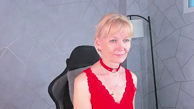 Julie Lucas online show from May 10, 1:07 am