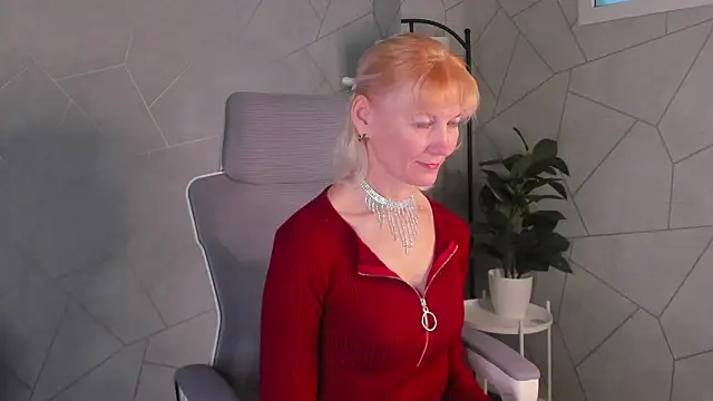 Julie Lucas online show from March 27, 1:07 am