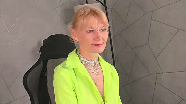 Julie Lucas online show from May 6, 12:36 am