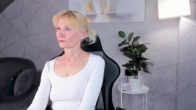 Julie Lucas online show from May 21, 2:09 am