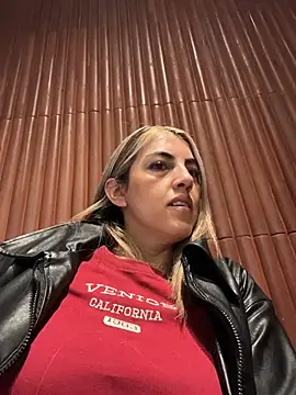 Paulinaa bella online show from April 10, 8:15 pm