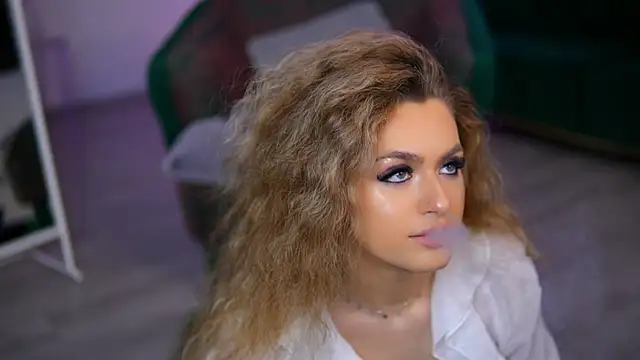 NayaQuinn online show from April 6, 7:15 pm