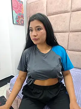 valenlopezz  online show from May 8, 5:21 am