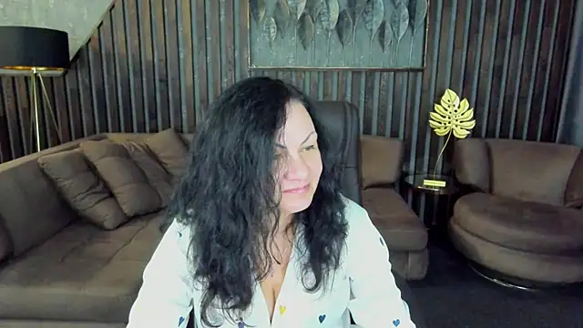 IrissMoon online show from May 16, 5:43 am