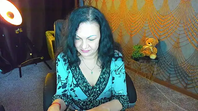 IrissMoon online show from May 11, 2:45 pm