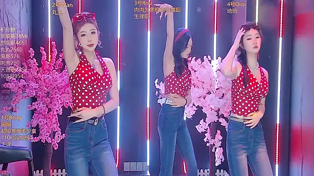 queen--001 online show from April 10, 3:51 pm