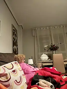 solsit1990 online show from April 8, 9:50 pm