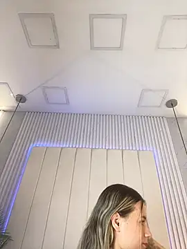 JuliaColemann online show from February 24, 12:04 pm