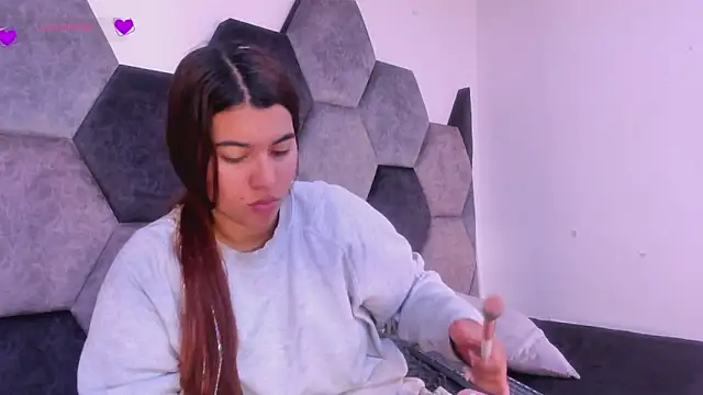 DulceJones online show from April 9, 8:25 pm