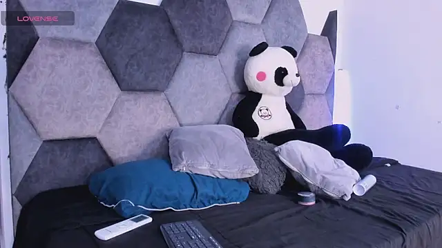 DulceJones online show from April 8, 9:28 pm