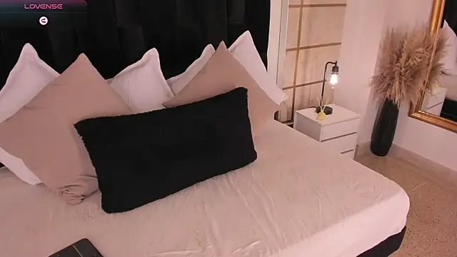 Crystal Rose   online show from May 26, 3:17 am