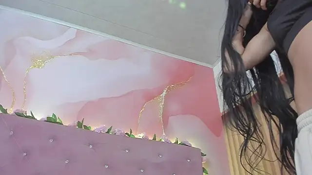 Melanie  Evans online show from May 11, 11:01 am