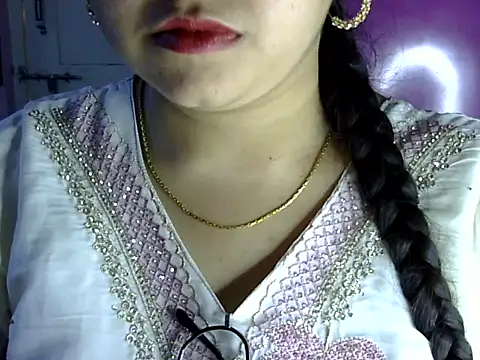 Cute Aliyaa online show from July 7, 1:03 pm