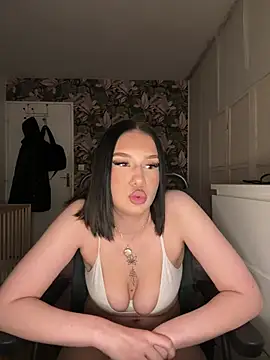 leannabbyy online show from March 25, 8:23 pm