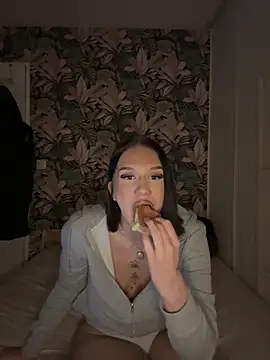 leannabbyy online show from February 15, 7:35 pm