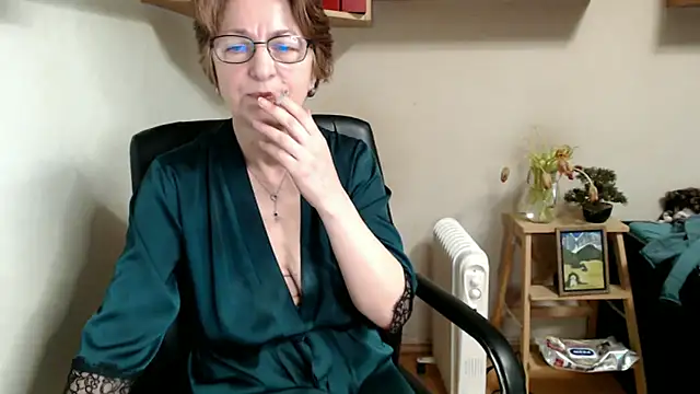 katemodel online show from February 13, 9:00 am