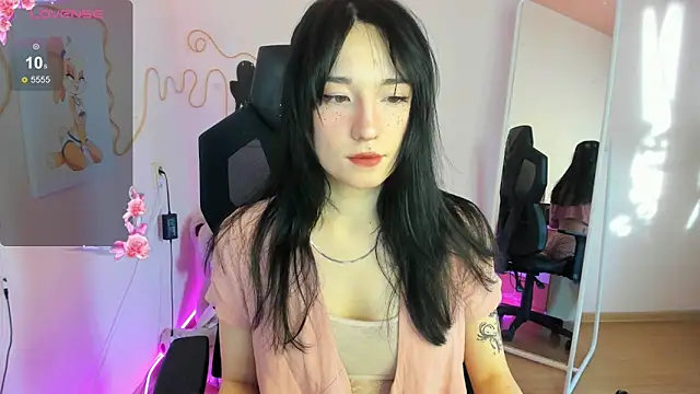 AliceeinWonderlanddd online show from February 28, 2:44 am