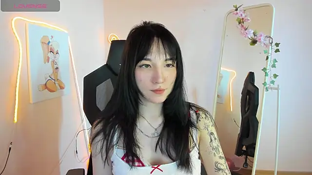 AliceeinWonderlanddd online show from May 18, 5:24 am