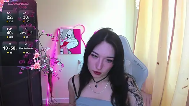 AliceeinWonderlanddd online show from February 3, 6:40 am