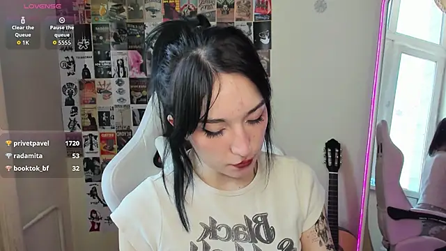 AliceeinWonderlanddd online show from February 4, 6:49 am