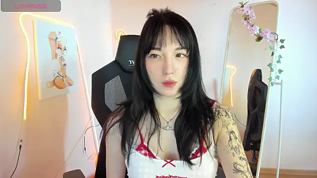 AliceeinWonderlanddd online show from May 18, 2:54 am