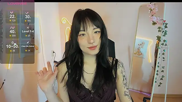 AliceeinWonderlanddd online show from May 3, 2:26 am