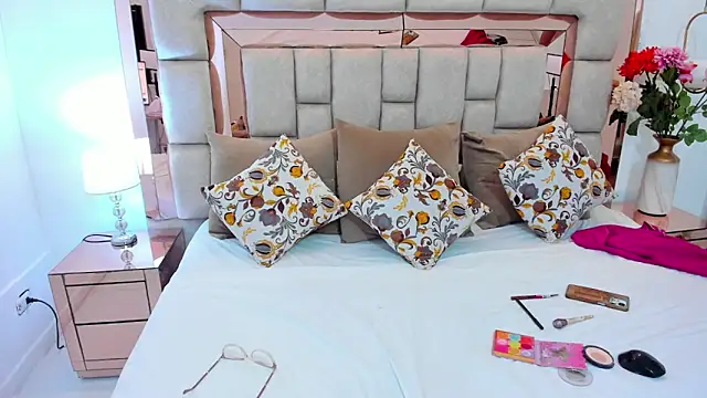 crystalstonee online show from February 3, 10:45 pm