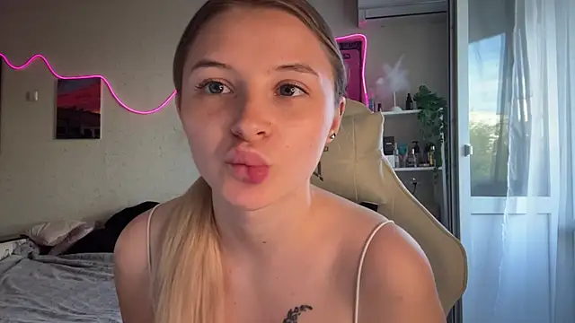 VibeVi online show from May 19, 1:29 pm