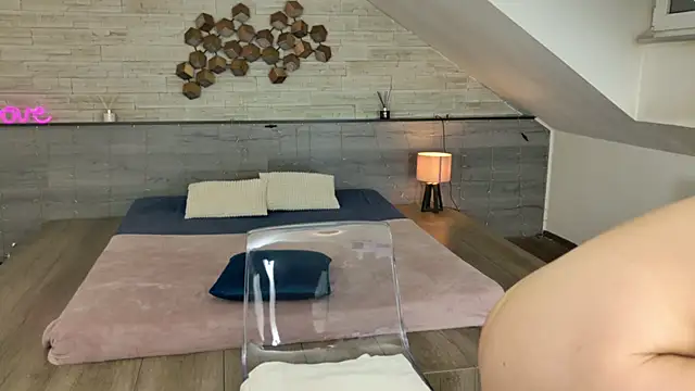 hornyb33  online show from February 9, 5:10 am