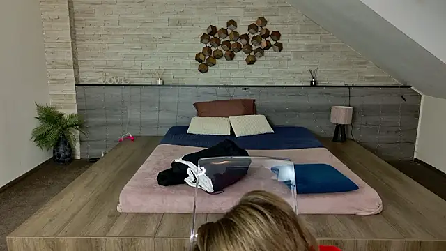 hornyb33  online show from February 22, 5:19 am