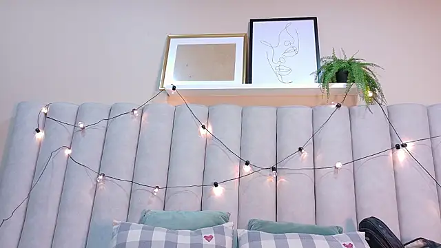 EmmaLou   online show from February 3, 4:10 am