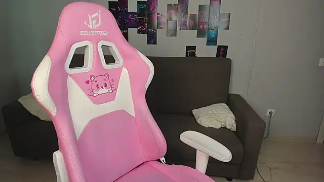 EvaxCharm online show from April 8, 6:26 am