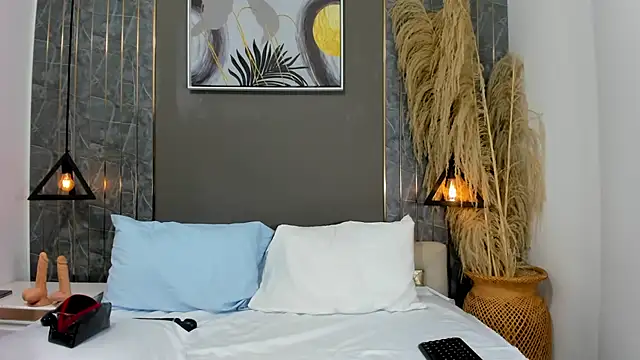 emma evanss   online show from April 7, 11:23 am