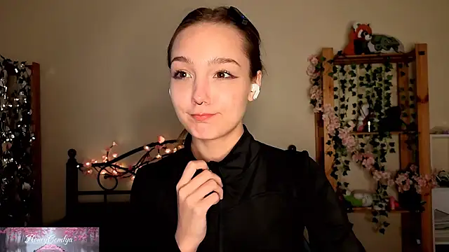 HoneyComfy online show from May 15, 1:14 pm