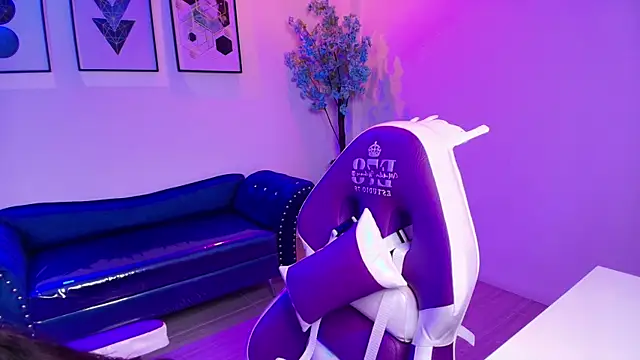 Maddie T18 online show from April 4, 11:42 am