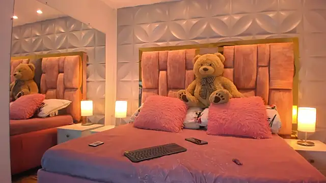 Paris Velvet online show from February 2, 10:20 pm