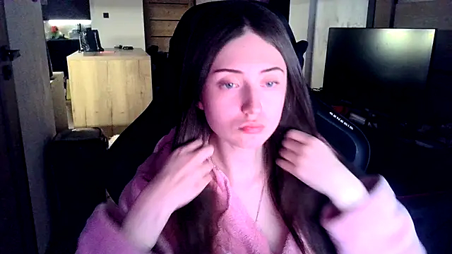 karlaluuvv online show from April 1, 8:28 pm