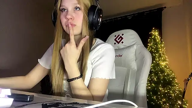 axin burnell online show from February 4, 6:11 pm