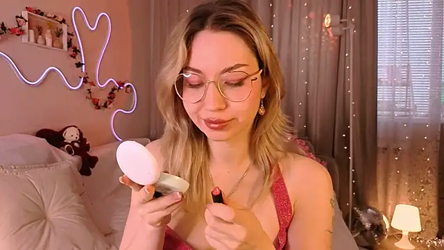 lusciousslily online show from March 19, 3:44 am