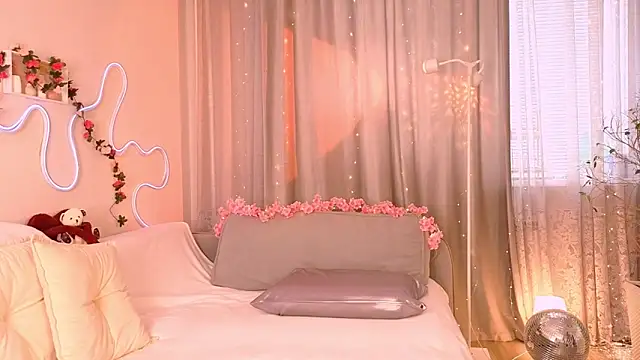 lusciousslily online show from April 10, 4:40 am