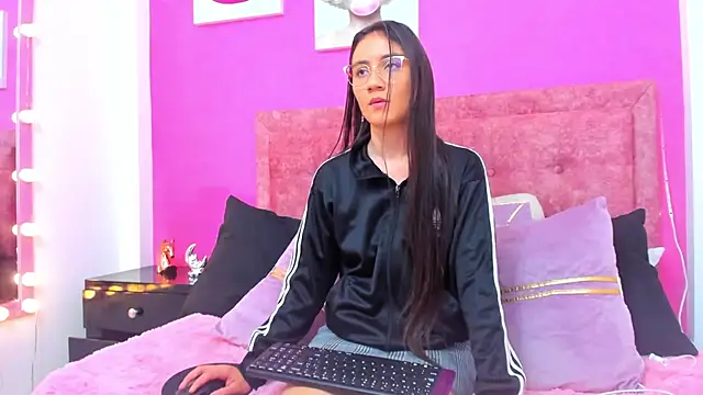 Vaiolletcooper online show from March 6, 3:40 pm