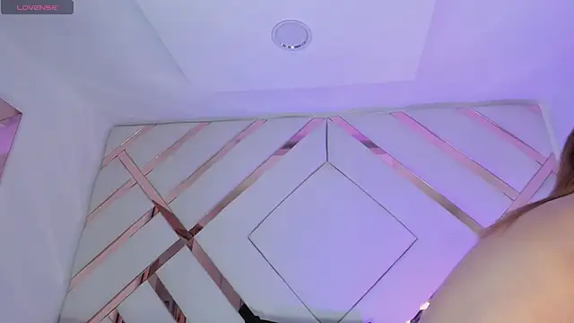 Nia Crawford online show from March 21, 5:12 am